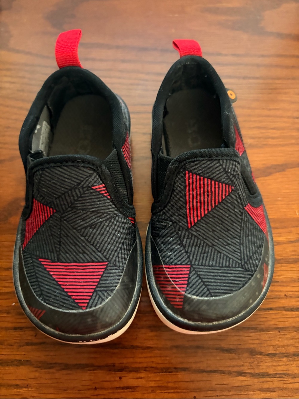 Bogs Kids Slip-On Sneakers in Black & Red Triangle Pattern